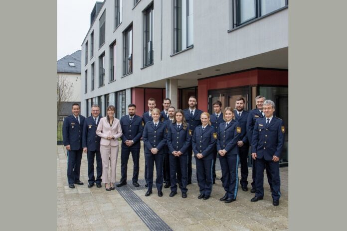 Eva Döhla begrüßt neue Polizisten im Hofer Rathaus