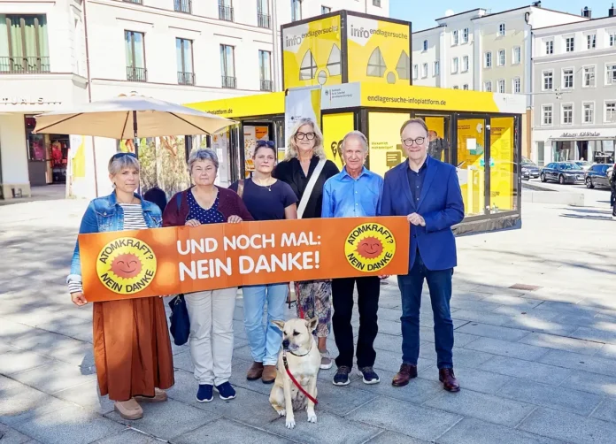 ÖDP-Protest beim Atomendlager-Infomobil am Passauer Ludwigsplatz: ÖDP-Protest beim Atomendlager-Infomobil am Passauer Ludwigsplatz: