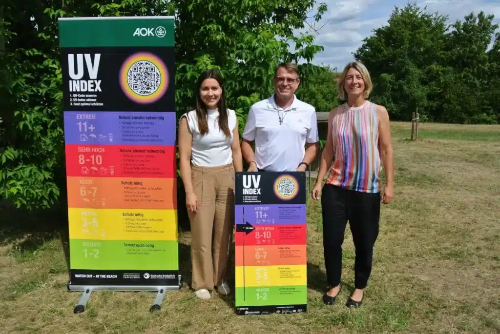 UV-Index-Tafeln an Sportvereine im Landkreis Kelheim übergeben: Gemeinsam für mehr Hitze- und Sonnenschutz
