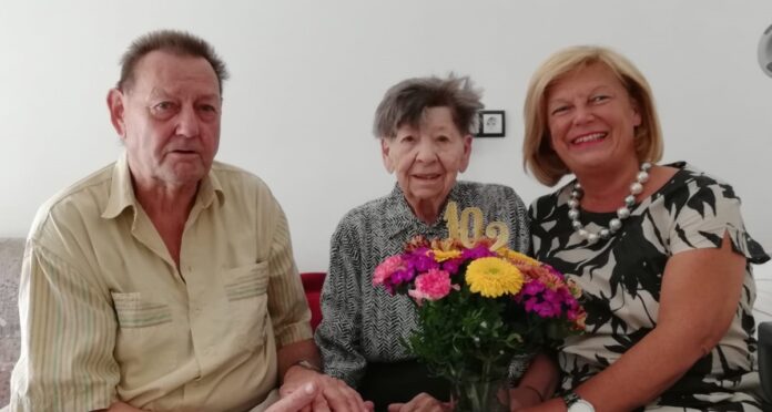Hoferin wird 102 Jahre alt – Bürgermeisterin gratuliert persönlich