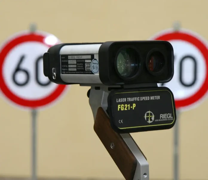 Geschwindigkeitsmessung in Plattling Laserhandmessgerät Polizei