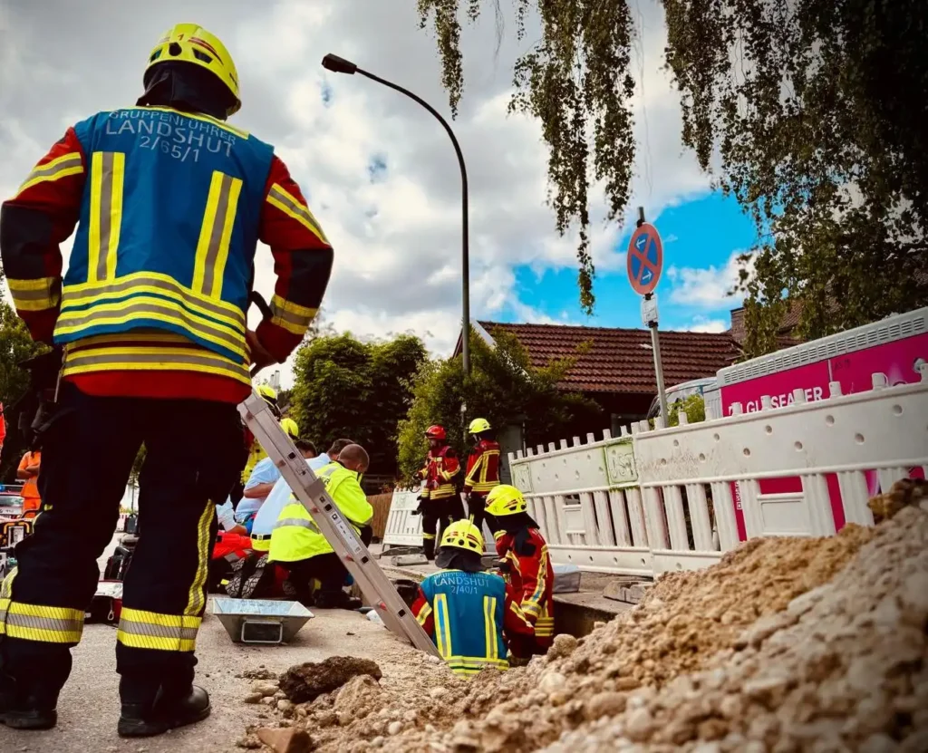 Person in Baugrube eingeklemmt