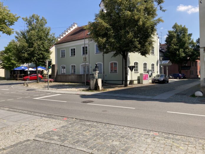 St 2643 in Pfeffenhausen: Staatliches Bauamt erneuert Bauwerk über Marktbach im Bereich des Rathauses