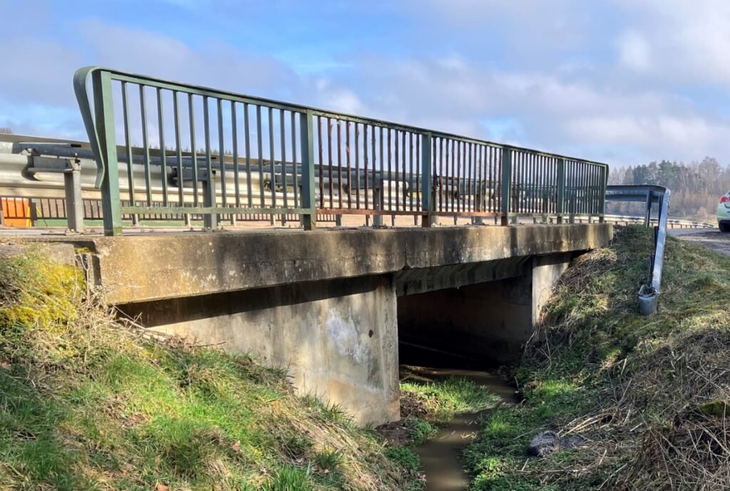 St 2142: Staatliches Bauamt erneuert Durchlass bei Thonhausen