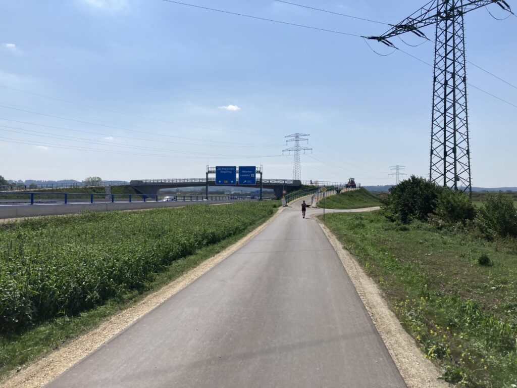 Neue Geh- und Radwegbrücke über B 15neu zwischen Essenbach und Ohu ab Donnerstag offen