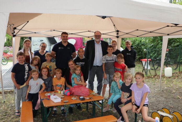 Oberbürgermeister Jürgen Dupper besucht Kinder beim Spielmobil in der Breslauer Straße Erste von vier Stationen des Spielmobils
