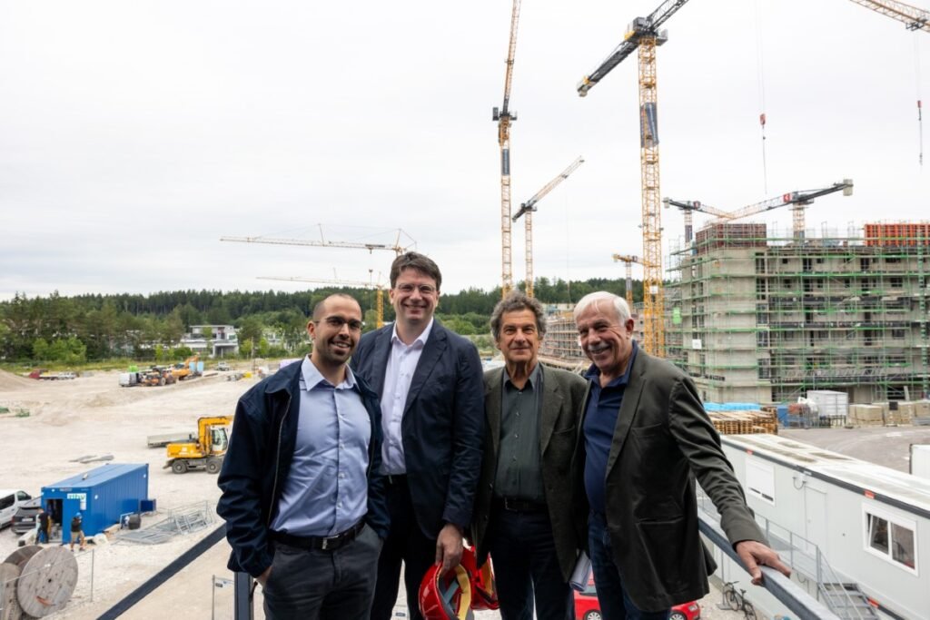 SPD-Fraktionschef Florian von Brunn ist begeistert vom Wohnungsbau in Geretsried und fordert mehr Tempo bei der S-Bahn