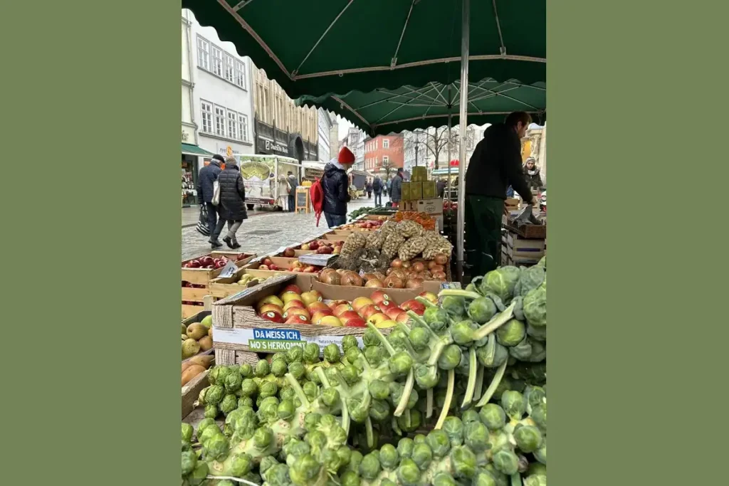 Der Markt macht Platz für die Weihnachtsbuden