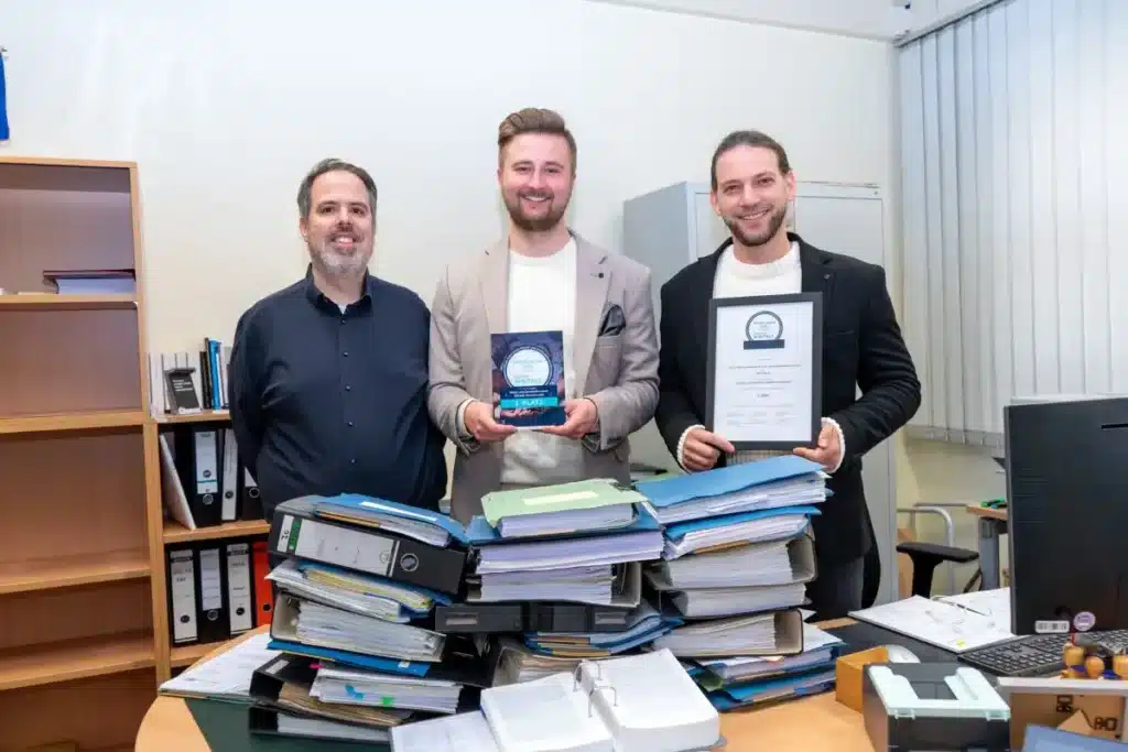 Innovative KI bearbeitet Aktenstapel – und spart zeit