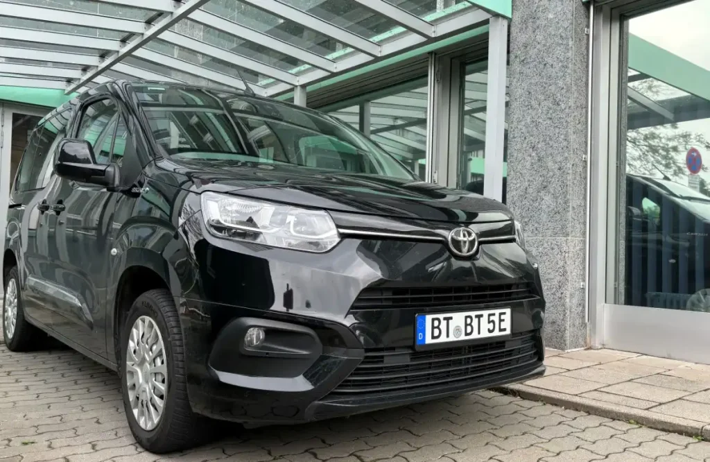 Städtische Autos unter Strom