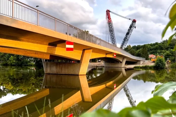 Die Buger feiern ihre neue Brücke