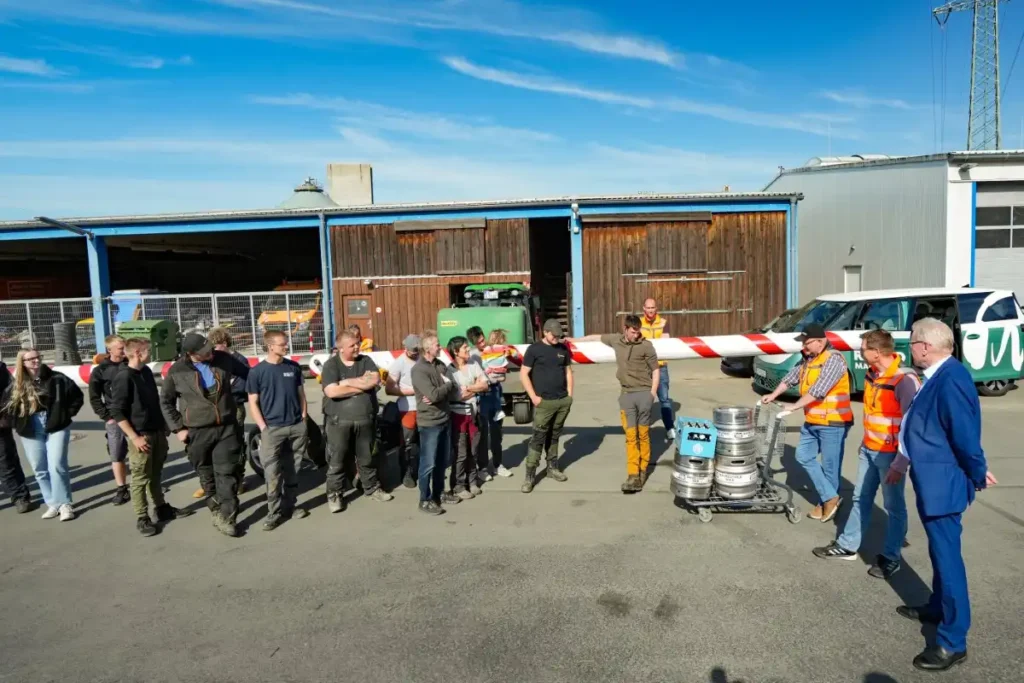 Maibaum für 100 Liter Bier und ein Spanferkel ausgelöst