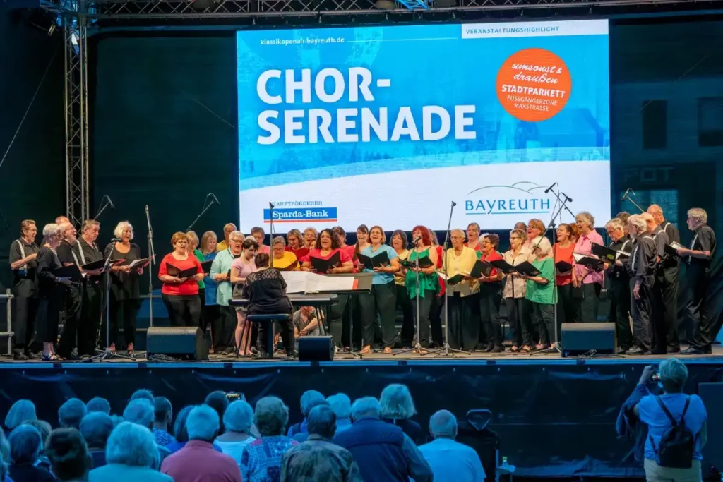 Chor-Serenade auf dem Stadtparkett
