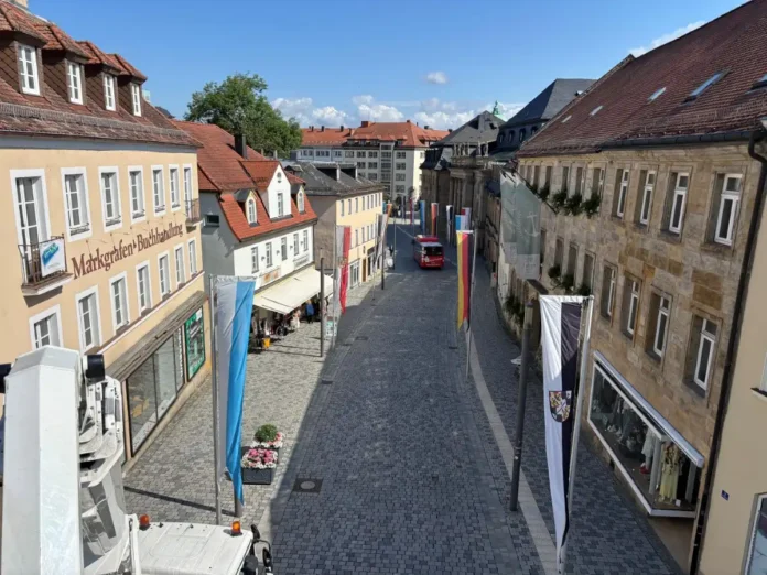 386 Fahnen und über 10.000 Blumen für die Festspiele