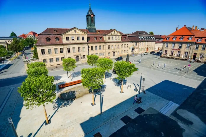 Bank, Bäume, Wasserspiel