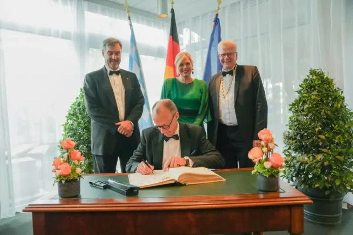 Bundeskanzler, Bundestagspräsidentin und Ministerpräsident tragen sich ins Goldene Buch der Stadt ein