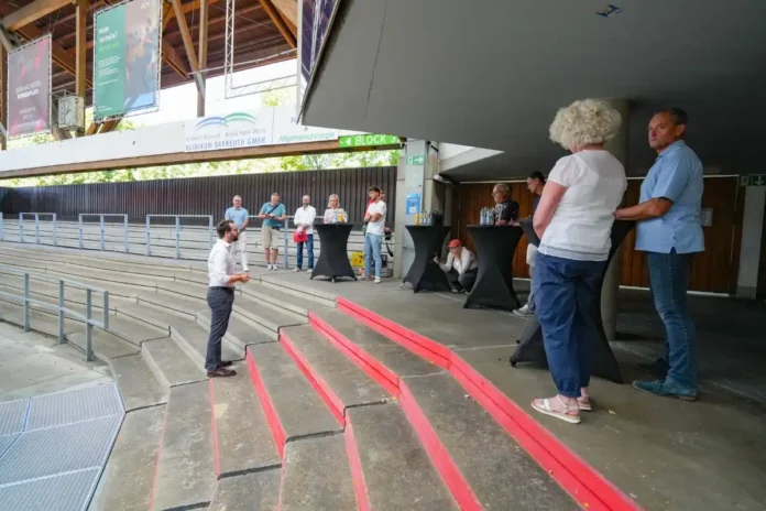 Eisstadion: Stehplatztribüne muss teilweise gesperrt werden Eisstadion: Stehplatztribüne muss teilweise gesperrt werden