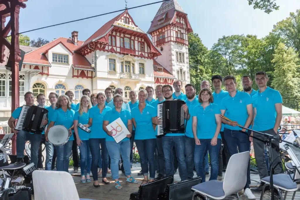 Von Strauß-Walzer bis Bon Jovi: Promenadenkonzert mit dem Akkordeonorchester Hof am Theresienstein
