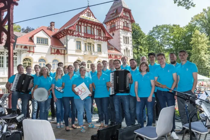 Von Strauß-Walzer bis Bon Jovi: Promenadenkonzert mit dem Akkordeonorchester Hof am Theresienstein Von Strauß-Walzer bis Bon Jovi: Promenadenkonzert mit dem Akkordeonorchester Hof am Theresienstein