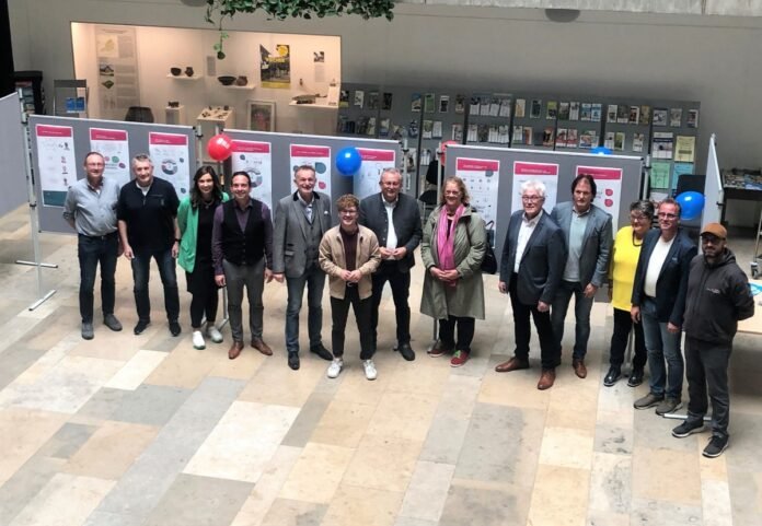 Die Bedeutung von Wahlen in der Demokratie – Ausstellung der kommunalen Jugendarbeit von Stadt und Landkreis eröffnet