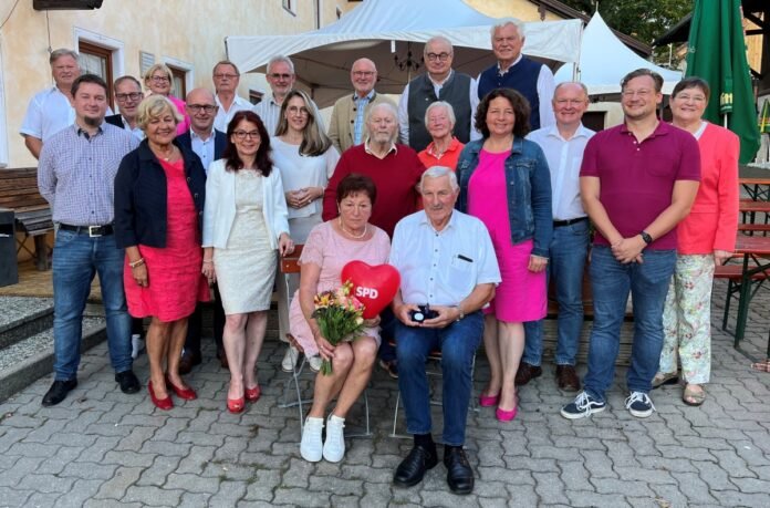 Gerhard Babl mit der Willy-Brandt-Medaille geehrt