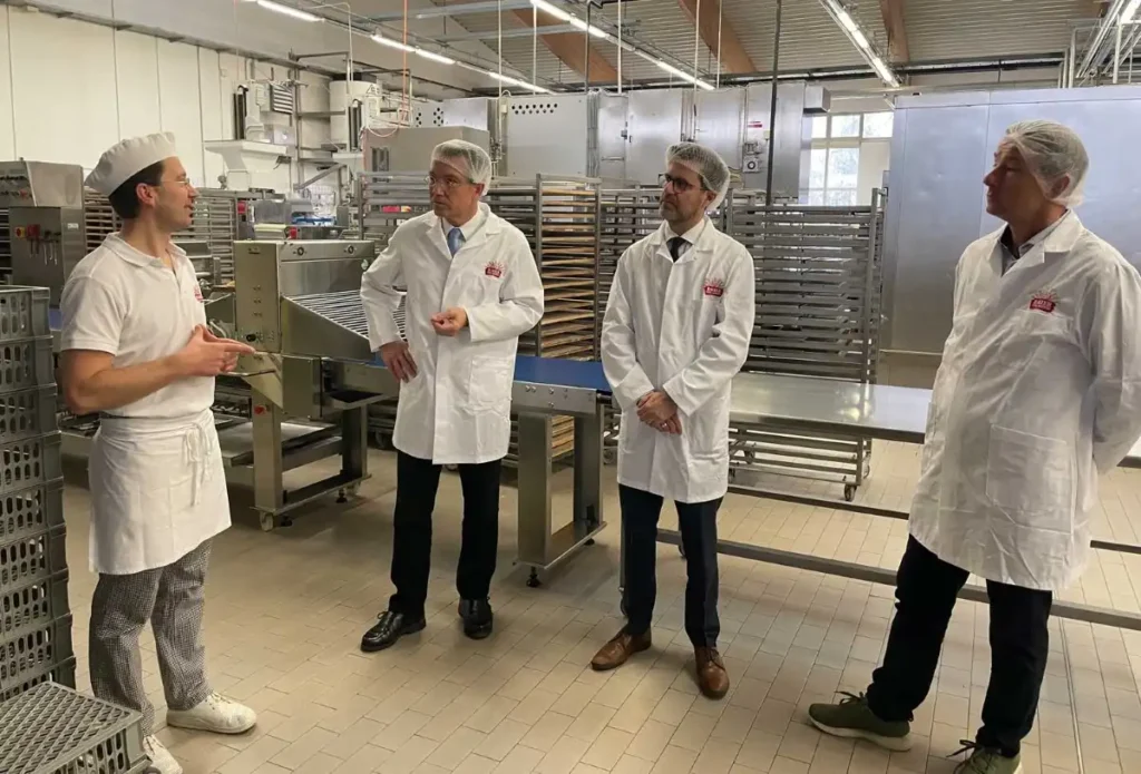 Handwerk trifft Hightech: Landrat Lederer besucht Bäckerei Bauer