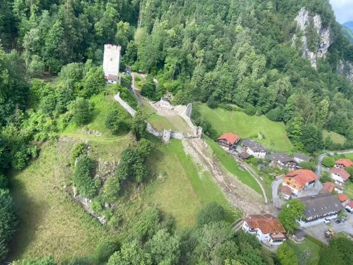 Burg Falkenstein stark beschädigt