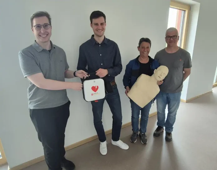 Zwei neue Defibrillatoren-Standorte in Landkreis-Liegenschaften –