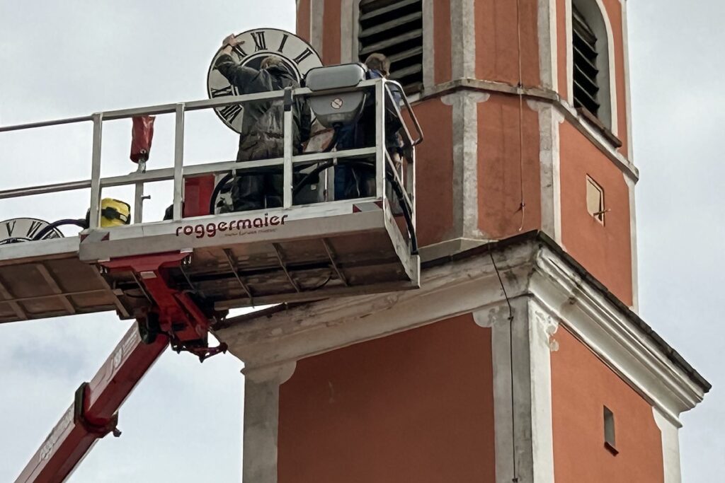 Neue Uhr für Deutenkofener Kirchturm