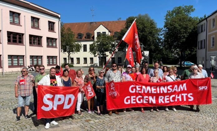 Generalsekretärin der Bayern-SPD, Ruth Müller, mit klaren Worten zur AfD: „Schleicht's Eich!“ Starke Präsenz der niederbayerischen SPD bei Kundgebung in Eggenfelden