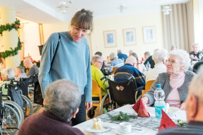 Eva Döhla zu Besuch im Pflegeheim der Hospitalstiftung