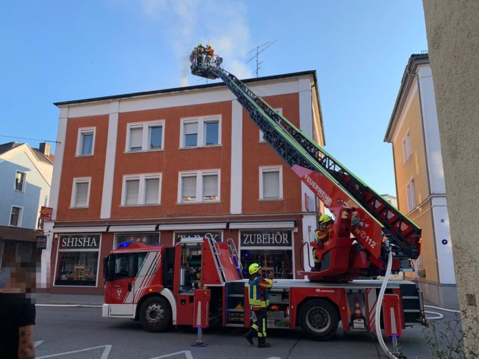 Zwei Großeinsätze beschäftigen die Landshuter Feuerwehr am Sonntag - Verkehrsunfall auf er B299 fordert zwei Todesopfer