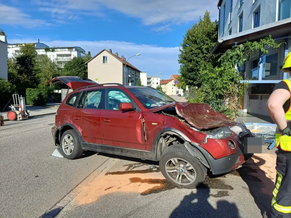 Verkehrsunfall an Landshuter Kreuzung endet verhältnismäßig glimpflich - Einsatzkräfte hatten vermehrt mit uneinsichtigen Autofahrern zu kämpfen