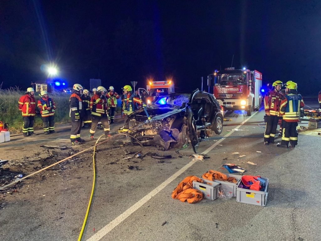 Zwei Großeinsätze beschäftigen die Landshuter Feuerwehr am Sonntag - Verkehrsunfall auf er B299 fordert zwei Todesopfer