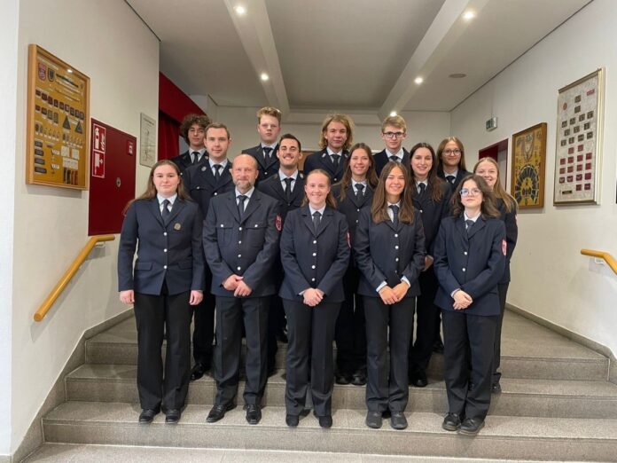 Feuerwehr Landshut übernimmt 15 neue Einsatzkräfte in den aktiven Feuerwehrdienst