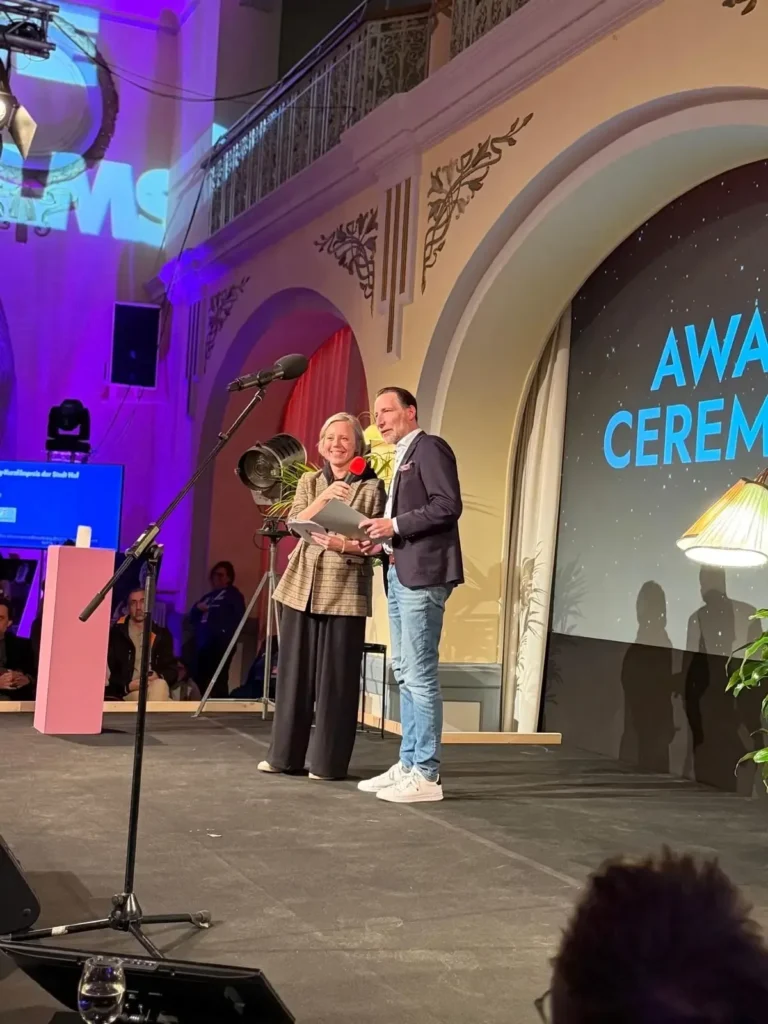 Christoph Schwarz überzeugt Jury mit „All Buildings Are Beautiful“