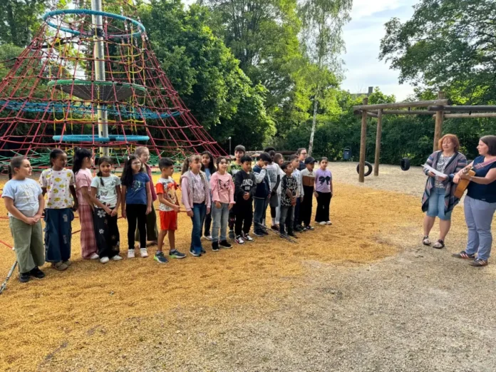 Seilnetz-Pyramide lädt Schülerinnen und Schüler in den Pausen zum Klettern ein Seilnetz-Pyramide lädt Schülerinnen und Schüler in den Pausen zum Klettern ein
