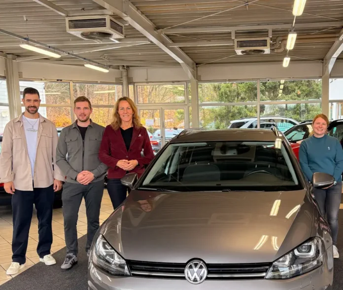 Zwei Hofer Stiftungen spenden Auto für den guten Zweck