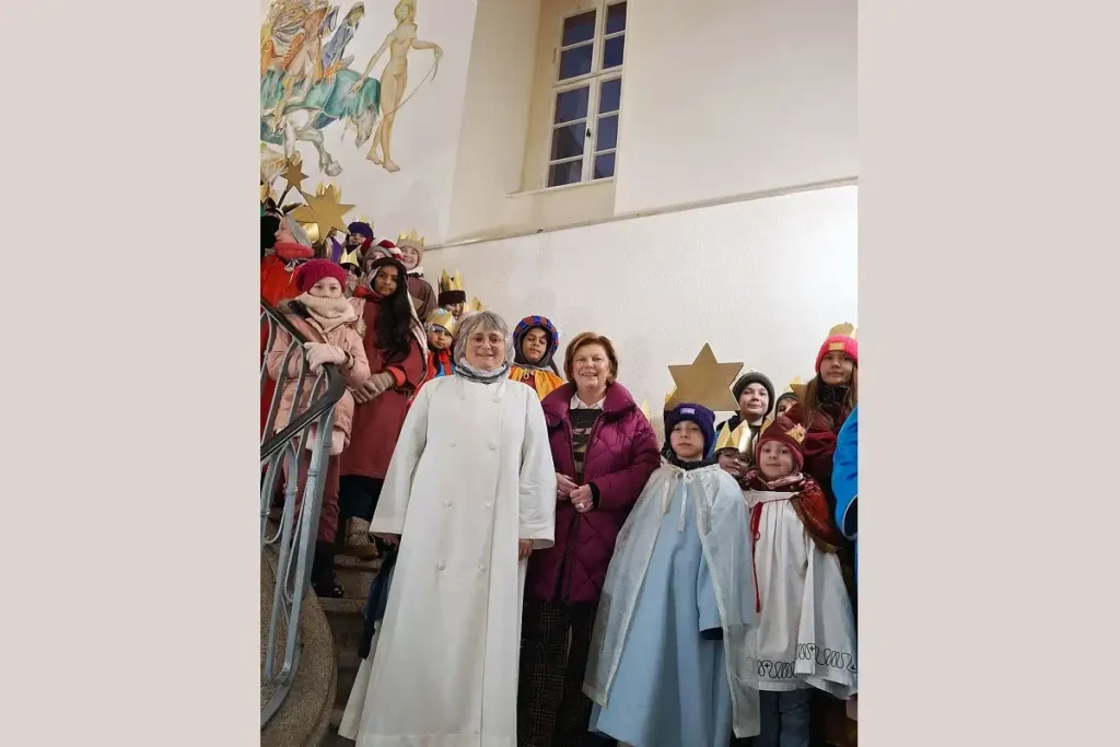 Junge Menschen bringen Segen und helfen Kindern in Not