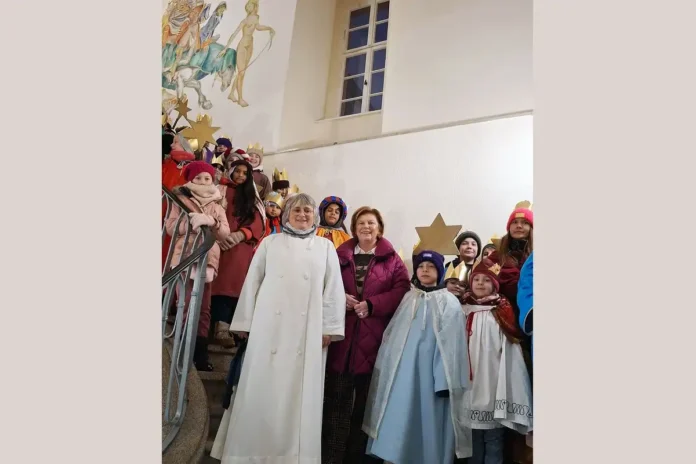 Junge Menschen bringen Segen und helfen Kindern in Not