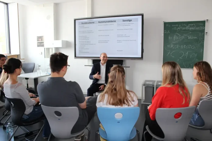 Bundestagsabgeordneter Oßner diskutiert mit Oberstufe des Gymnasiums Vilsbiburg