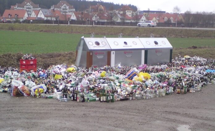 Alle Jahre wieder: Überfüllte Glascontainer zum Jahreswechsel