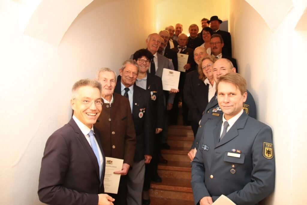 Ehrenamtliche Helfer für jahrzehntelanges Engagement ausgezeichnet