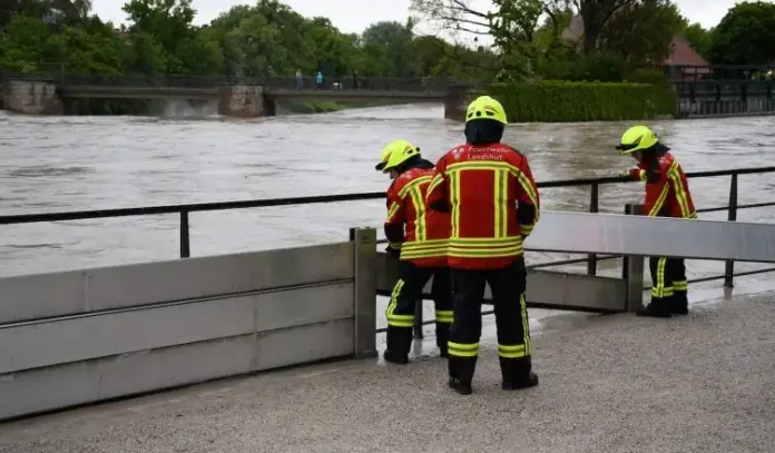 Hochwasserschutzwand an der Isar wird aufgebaut