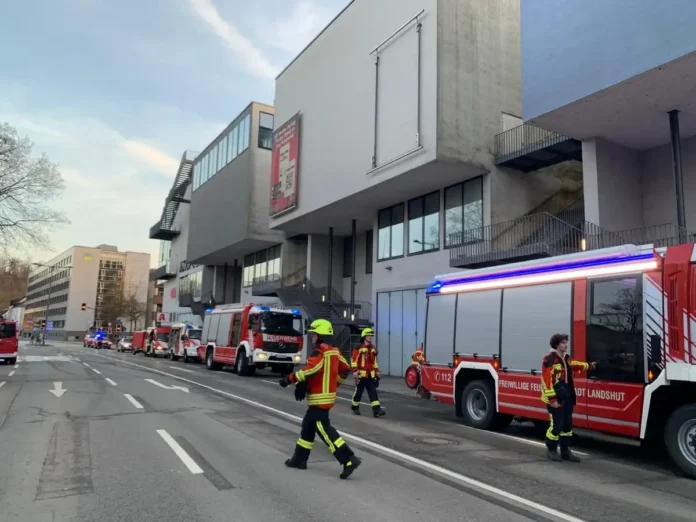 Brennender PKW in Tiefgarage löst Großeinsatz aus