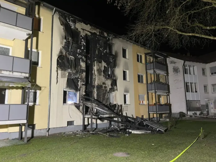 Balkon - und Fassadenbrand in Mehrparteienhaus sorgt für großen Schaden