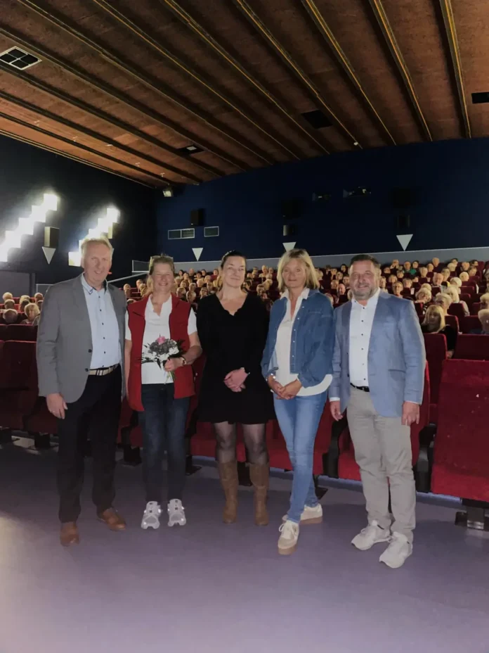 Senioren genossen Kinonachmittag in Zwiesel Landkreis und Kreisseniorenbeauftragte luden zum Seniorenkino ein