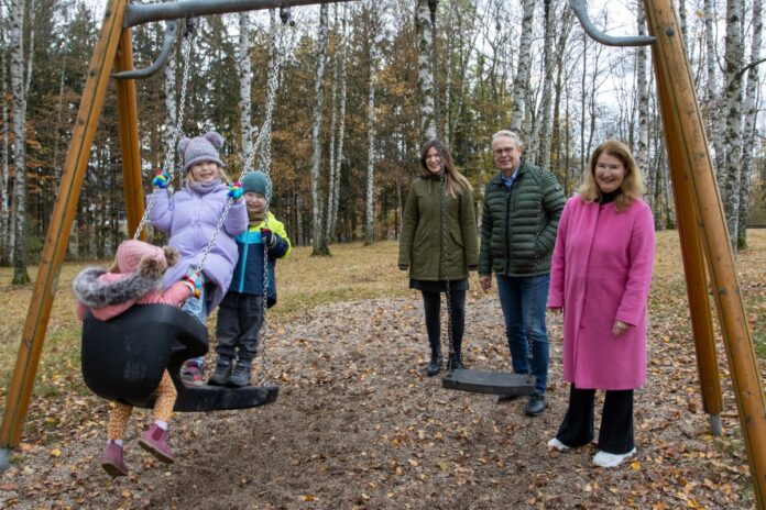 Stadträtin Bruns spendiert Schaukelsitze für zwei Spielplätze