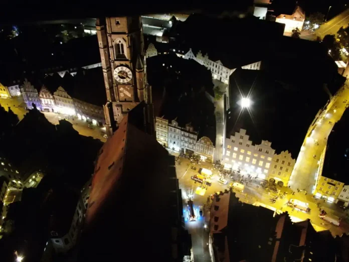 Spätabendliche Klettertour an der Martinskirche sorgt für längeren Einsatz von Feuerwehr, Polizei und Rettungsdienst