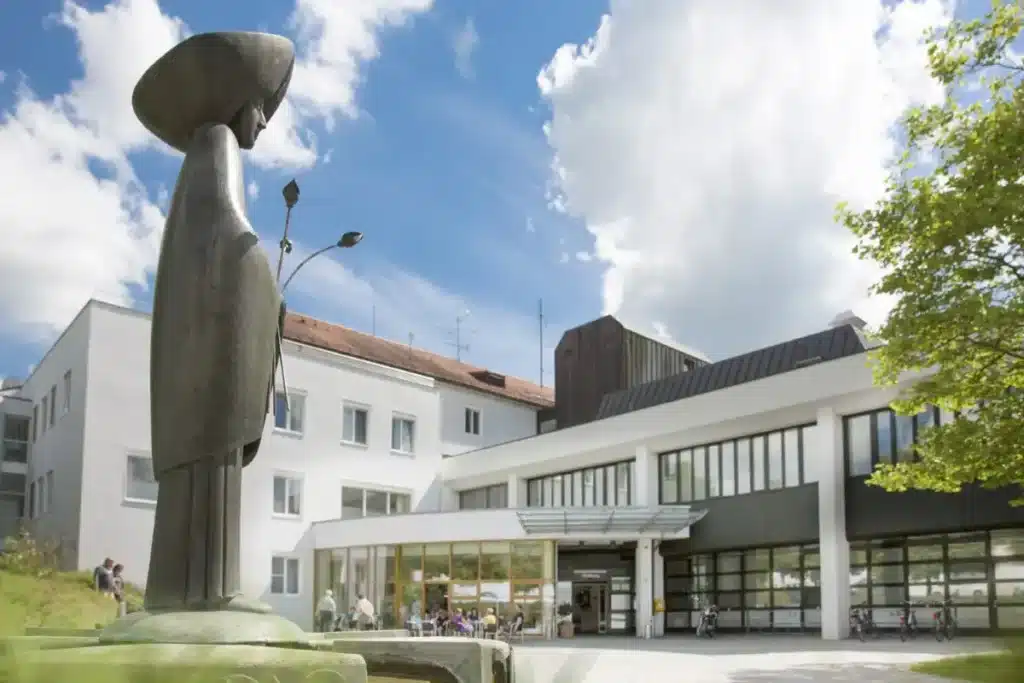 Die Zukunft der Klinik Vilsbiburg sichern Standort der LA-Regio Kliniken soll zur Fachklinik werden – Notfallversorgung soll erhalten bleiben